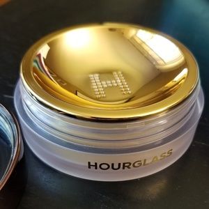 Hourglass Mineral Veil Translucent setting powder